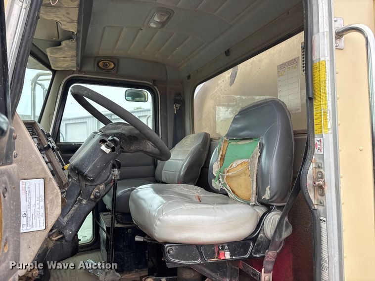 image for item EL2609 2007 Peterbilt 335 water truck