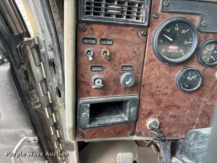 image for item EL2609 2007 Peterbilt 335 water truck