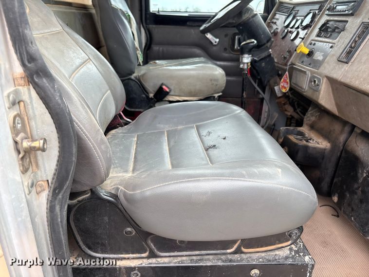 image for item EL2609 2007 Peterbilt 335 water truck