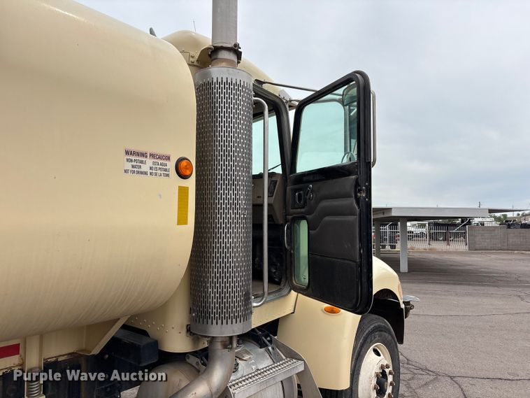image for item EL2609 2007 Peterbilt 335 water truck