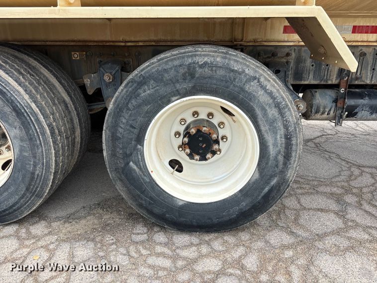 image for item EL2609 2007 Peterbilt 335 water truck