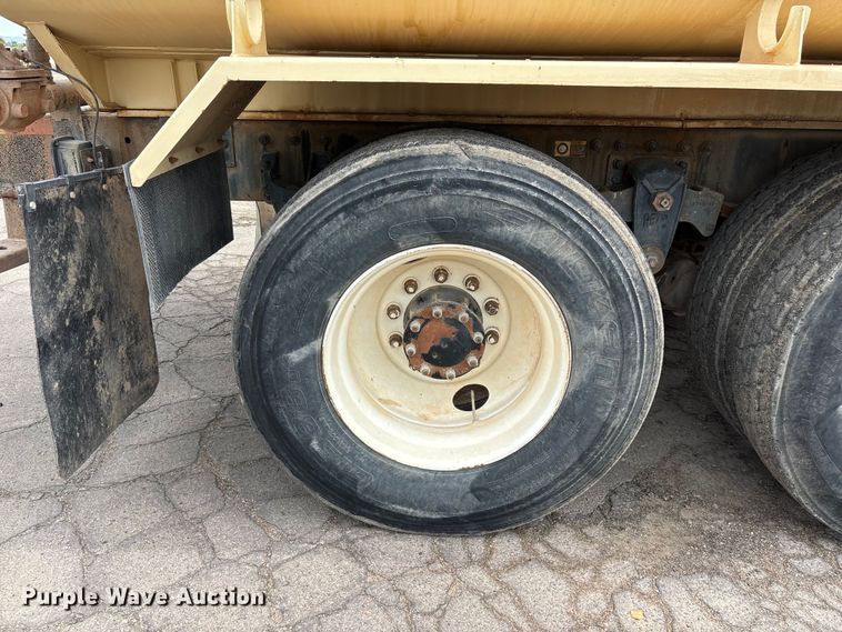 image for item EL2609 2007 Peterbilt 335 water truck