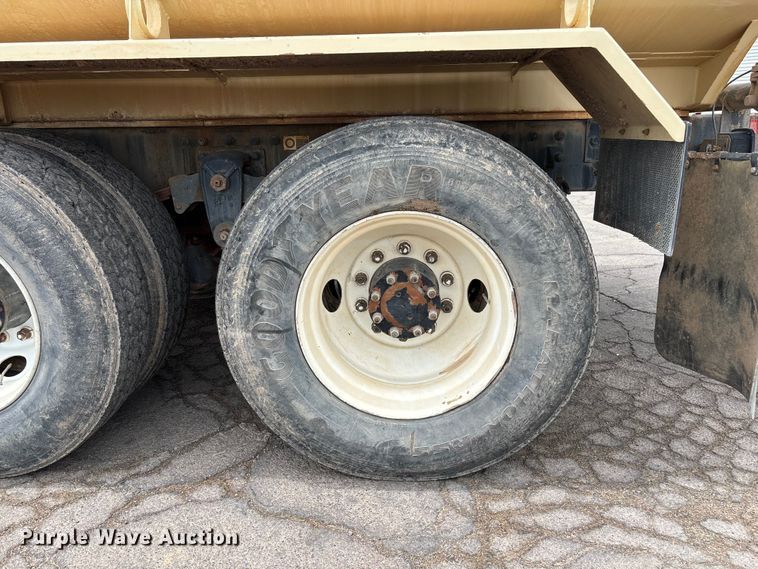 image for item EL2609 2007 Peterbilt 335 water truck