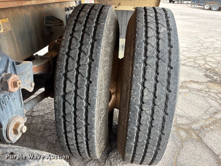 image for item EL2609 2007 Peterbilt 335 water truck