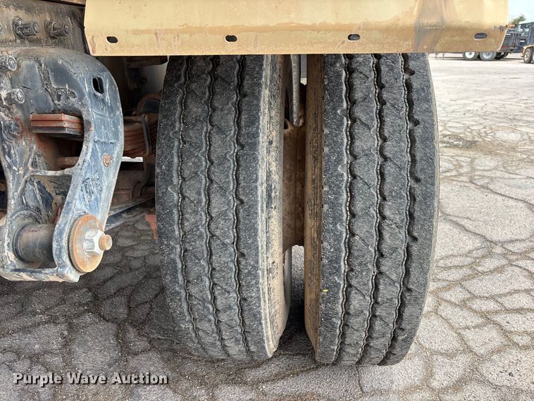image for item EL2609 2007 Peterbilt 335 water truck