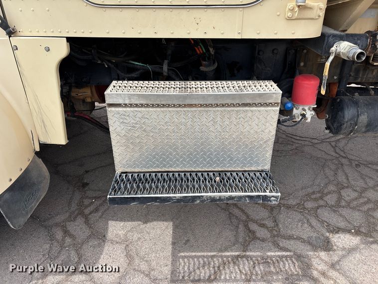 image for item EL2610 2007 Peterbilt 357 water truck