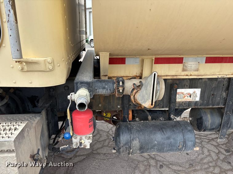 image for item EL2610 2007 Peterbilt 357 water truck