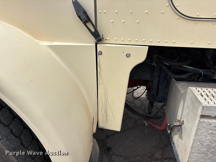 image for item EL2610 2007 Peterbilt 357 water truck