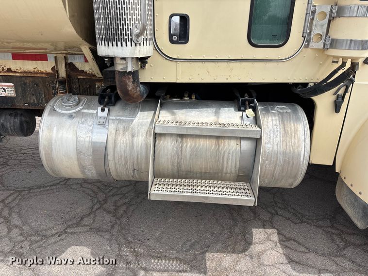 image for item EL2610 2007 Peterbilt 357 water truck