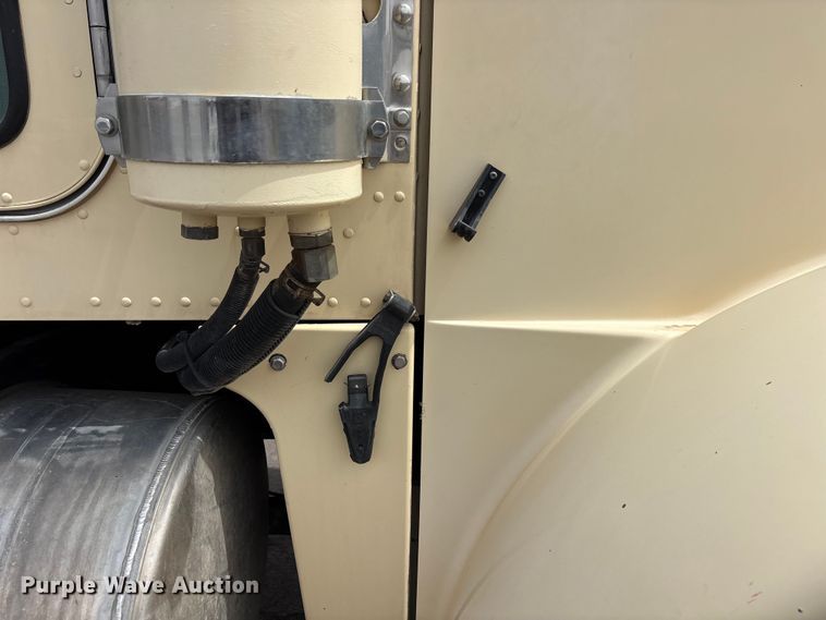 image for item EL2610 2007 Peterbilt 357 water truck