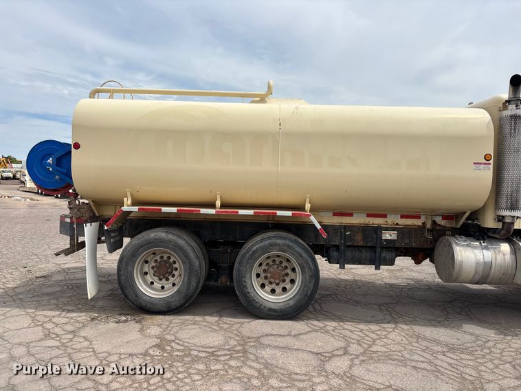 image for item EL2610 2007 Peterbilt 357 water truck