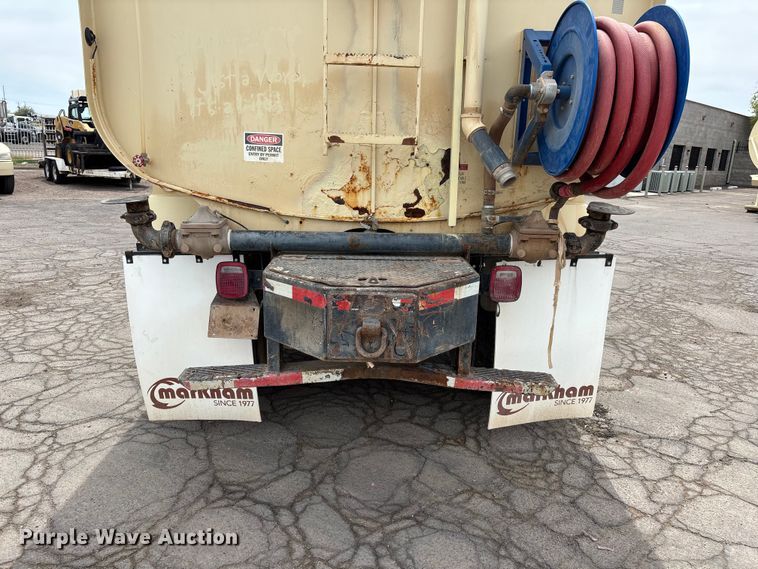 image for item EL2610 2007 Peterbilt 357 water truck