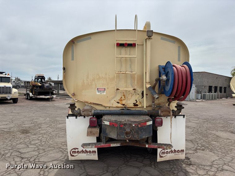 image for item EL2610 2007 Peterbilt 357 water truck