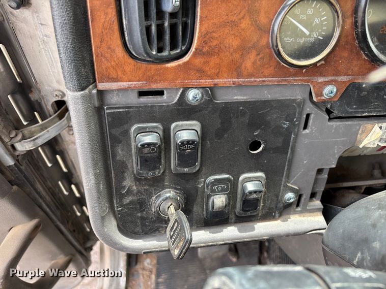 image for item EL2610 2007 Peterbilt 357 water truck