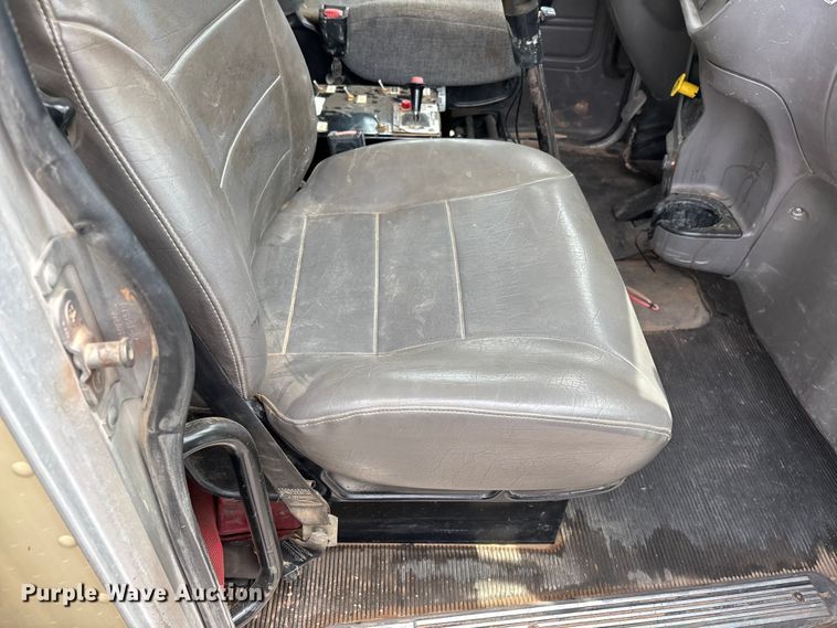 image for item EL2610 2007 Peterbilt 357 water truck