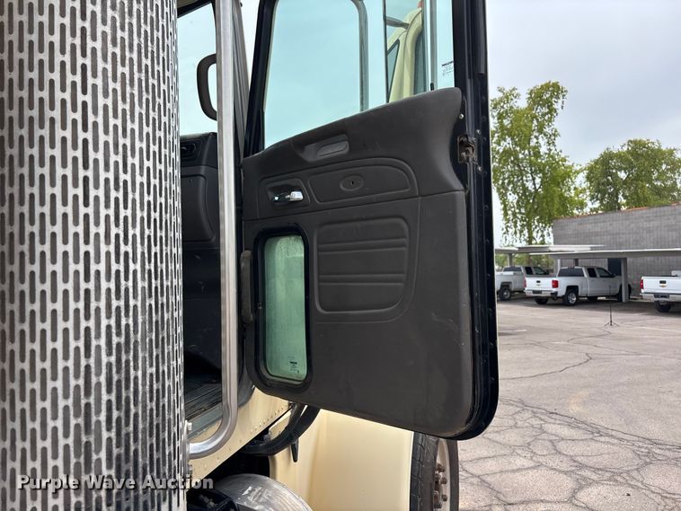 image for item EL2610 2007 Peterbilt 357 water truck