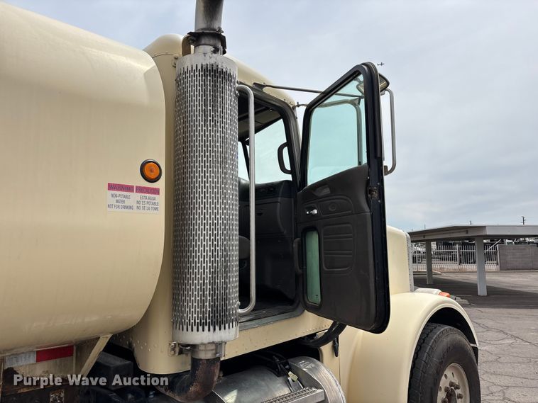 image for item EL2610 2007 Peterbilt 357 water truck