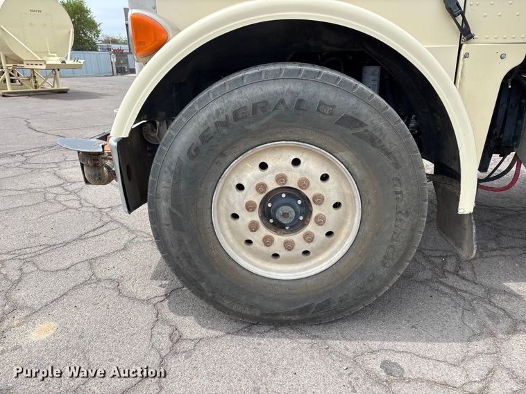 image for item EL2610 2007 Peterbilt 357 water truck