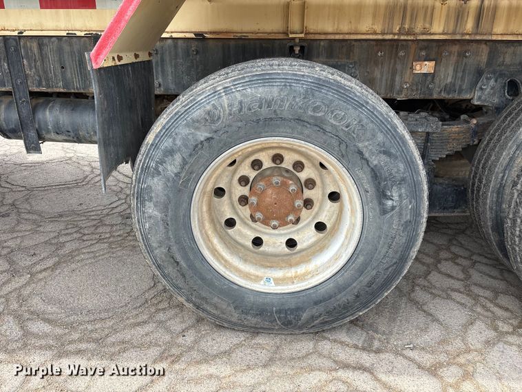 image for item EL2610 2007 Peterbilt 357 water truck
