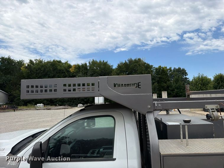 image for item EO8726 2017 GMC Sierra 3500HD flatbed pickup truck