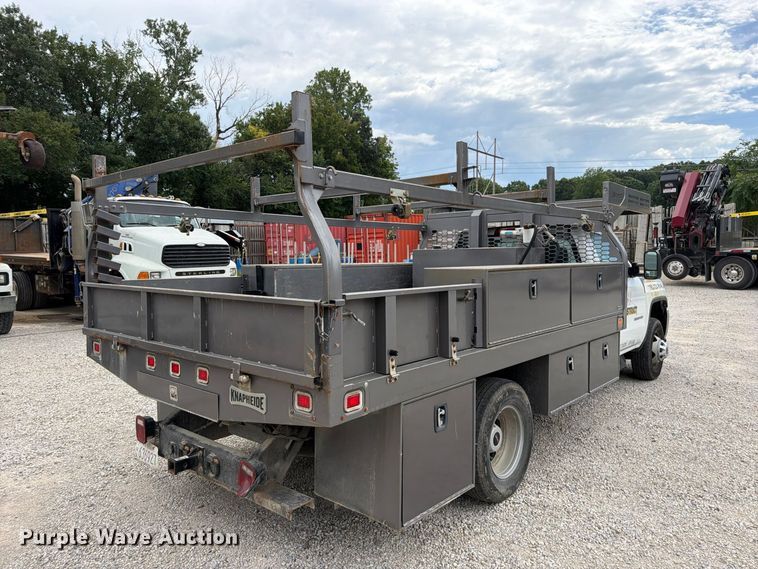image for item EO8726 2017 GMC Sierra 3500HD flatbed pickup truck