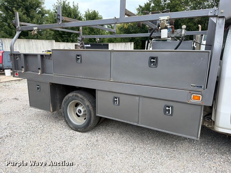 image for item EO8726 2017 GMC Sierra 3500HD flatbed pickup truck