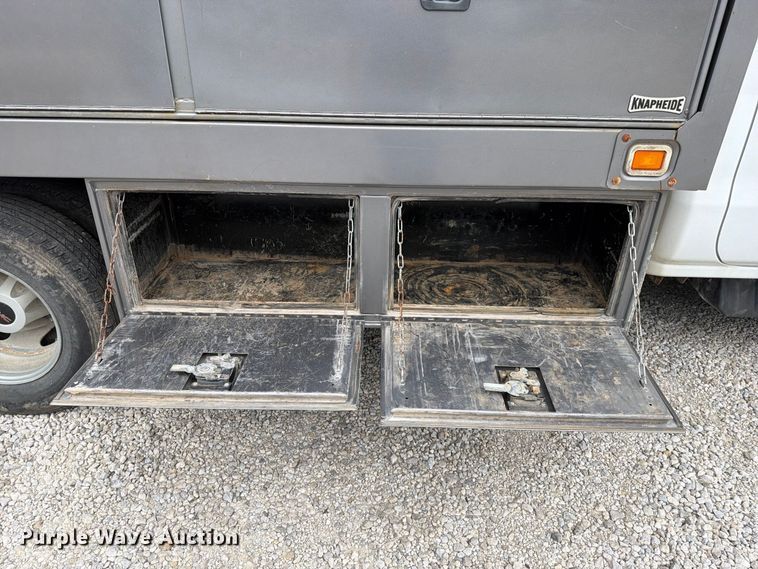 image for item EO8726 2017 GMC Sierra 3500HD flatbed pickup truck