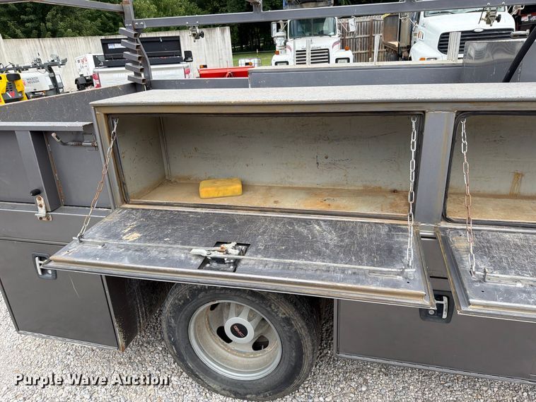 image for item EO8726 2017 GMC Sierra 3500HD flatbed pickup truck