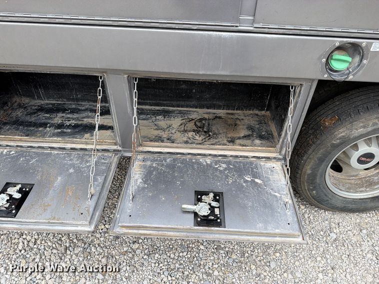 image for item EO8726 2017 GMC Sierra 3500HD flatbed pickup truck