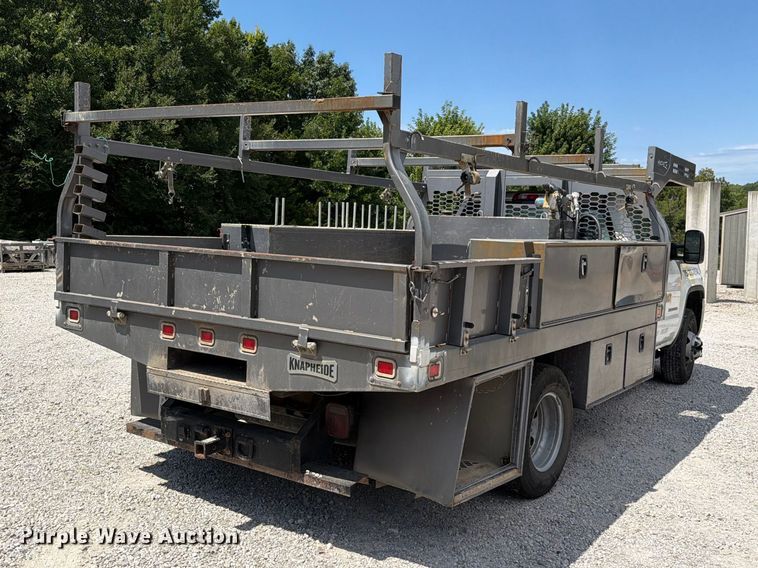 image for item EO8727 2017 GMC Sierra 3500HD flatbed pickup truck