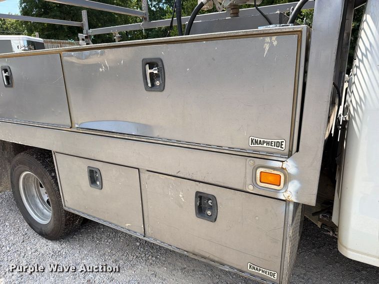image for item EO8727 2017 GMC Sierra 3500HD flatbed pickup truck