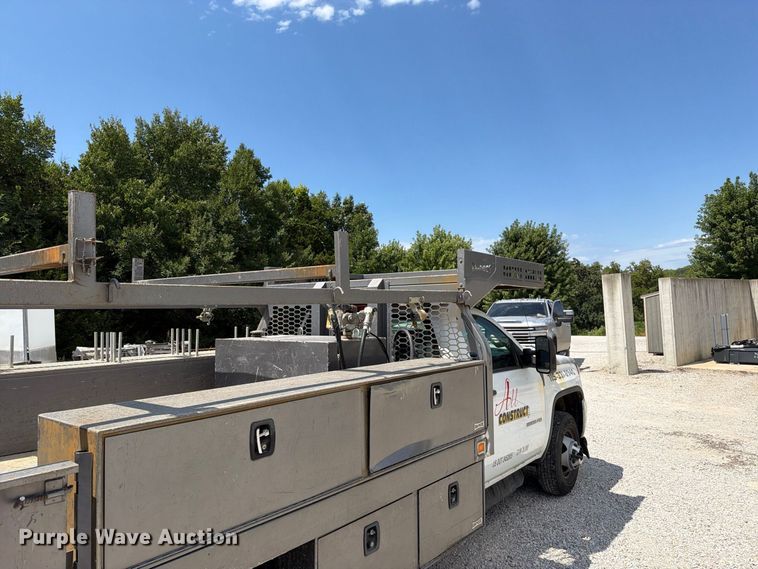 image for item EO8727 2017 GMC Sierra 3500HD flatbed pickup truck