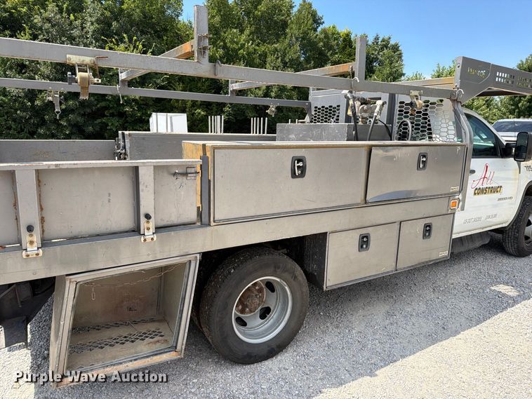 image for item EO8727 2017 GMC Sierra 3500HD flatbed pickup truck
