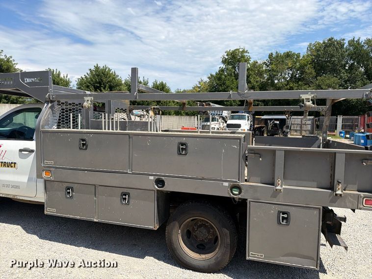 image for item EO8727 2017 GMC Sierra 3500HD flatbed pickup truck