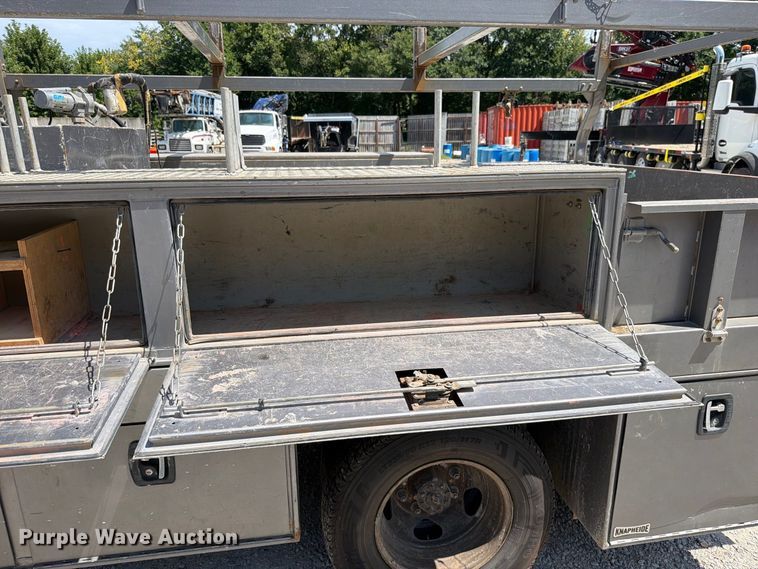 image for item EO8727 2017 GMC Sierra 3500HD flatbed pickup truck