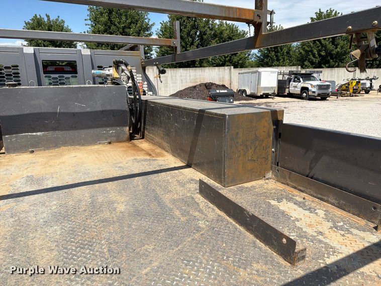 image for item EO8727 2017 GMC Sierra 3500HD flatbed pickup truck