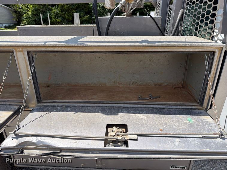 image for item EO8727 2017 GMC Sierra 3500HD flatbed pickup truck
