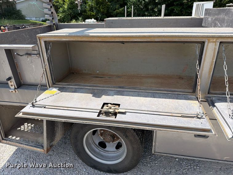 image for item EO8727 2017 GMC Sierra 3500HD flatbed pickup truck