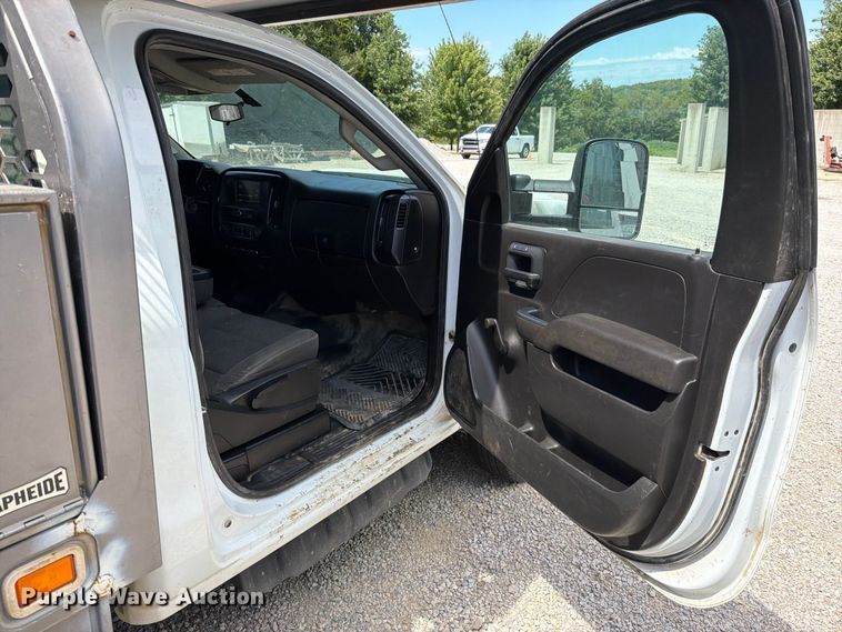 image for item EO8727 2017 GMC Sierra 3500HD flatbed pickup truck
