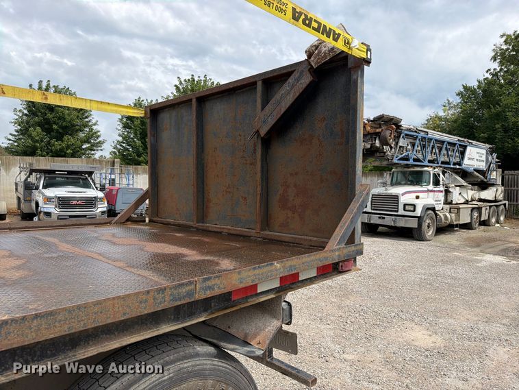 image for item EO8731 2004 Sterling L9500 crane truck