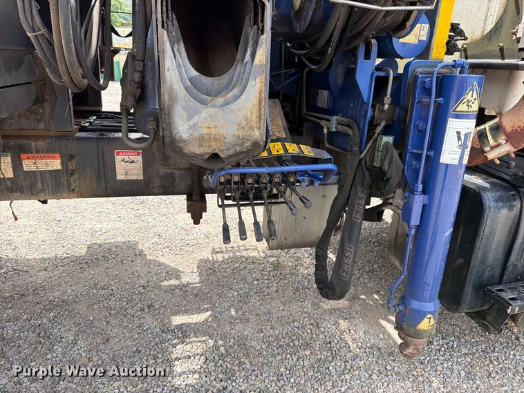 image for item EO8731 2004 Sterling L9500 crane truck