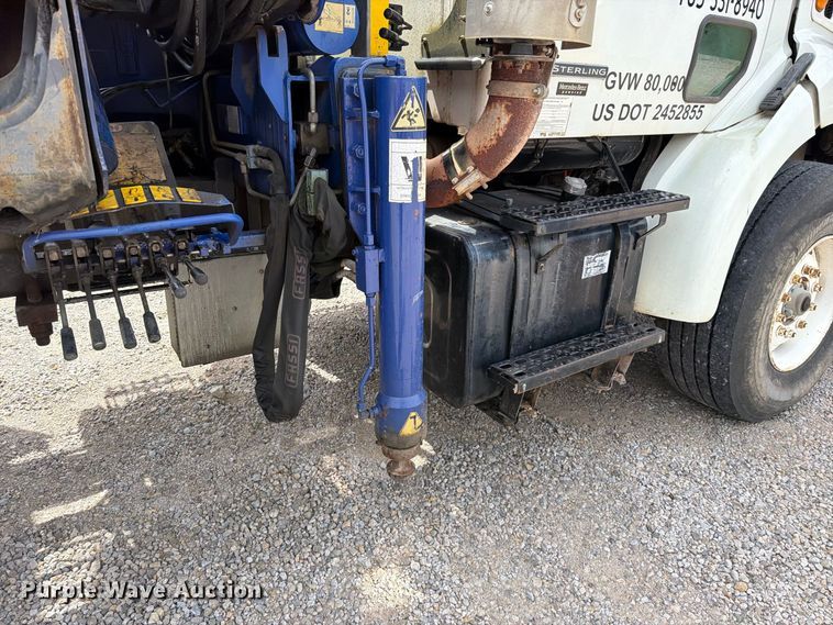 image for item EO8731 2004 Sterling L9500 crane truck