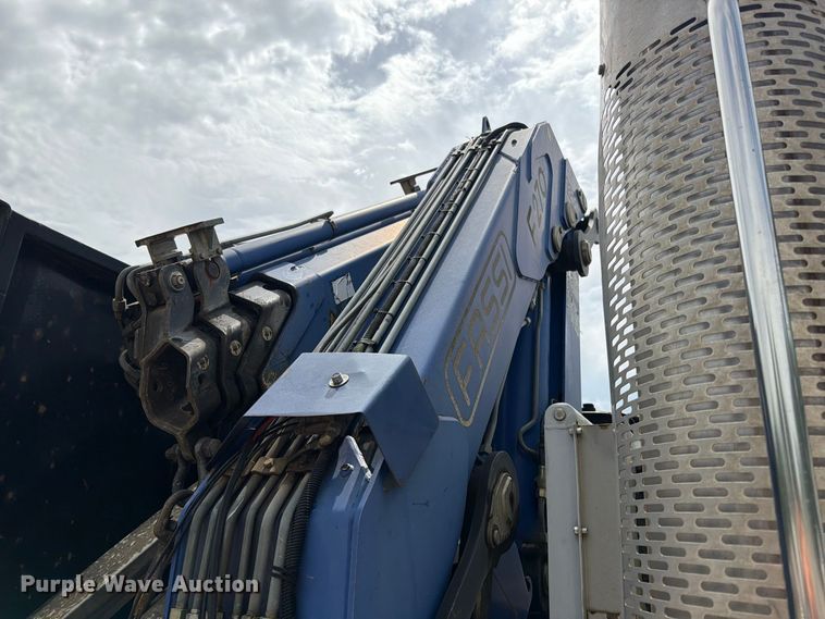 image for item EO8731 2004 Sterling L9500 crane truck
