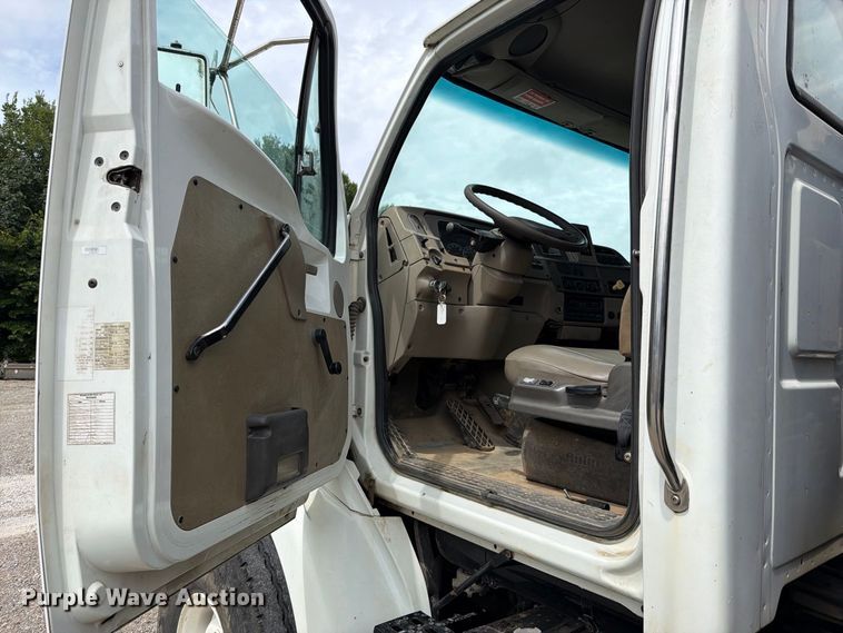 image for item EO8731 2004 Sterling L9500 crane truck