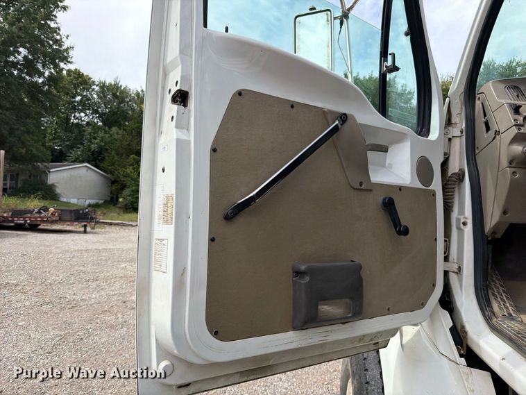 image for item EO8731 2004 Sterling L9500 crane truck