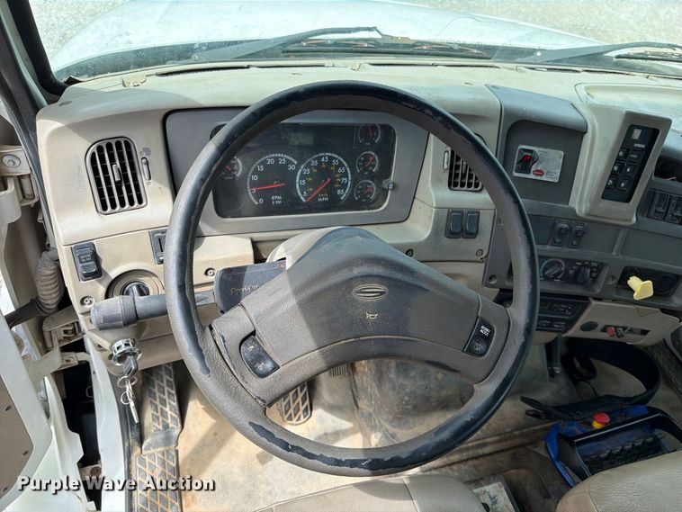 image for item EO8731 2004 Sterling L9500 crane truck