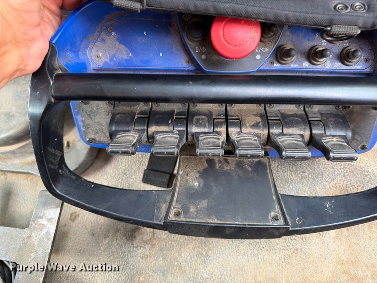 image for item EO8731 2004 Sterling L9500 crane truck