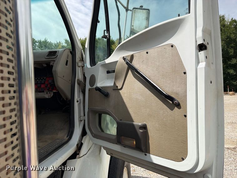 image for item EO8731 2004 Sterling L9500 crane truck