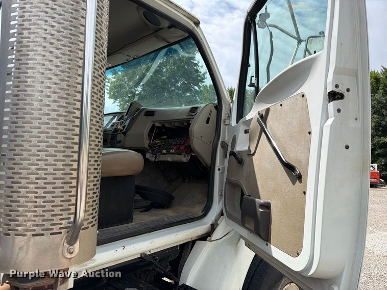 image for item EO8731 2004 Sterling L9500 crane truck