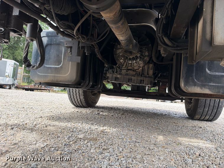 image for item EO8731 2004 Sterling L9500 crane truck